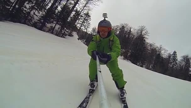 Ski sport, man going down hill with camera — стоковое видео