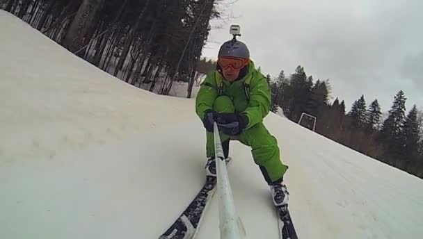 Ski sport, man going down hill with camera — стоковое видео