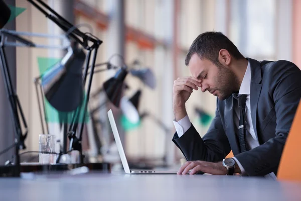 Uomo d'affari in ufficio — Foto Stock