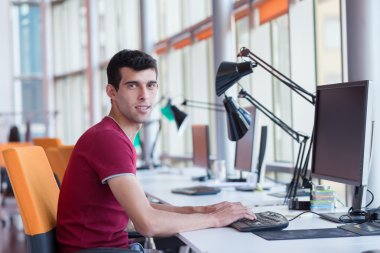 Ofisteki iş adamı.