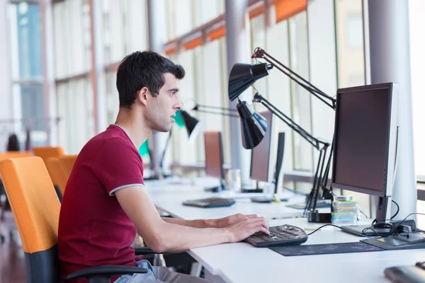 Geschäftsmann im Büro — Stockfoto