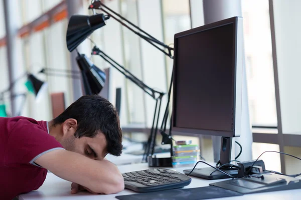 Geschäftsmann im Büro — Stockfoto