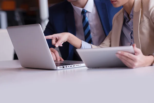 Verksamhet man och kvinna med tablet PC — Stockfoto