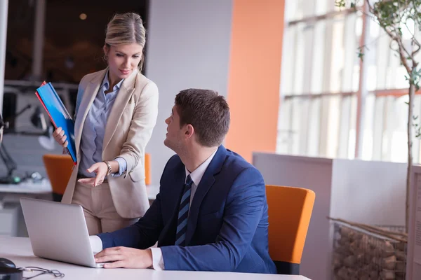 Femme d'affaires et homme au bureau — Photo