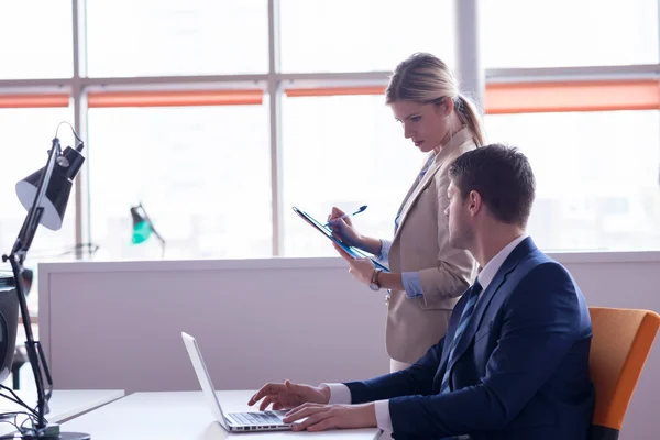 Femme d'affaires et homme au bureau — Photo