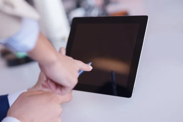 Uomo e donna d'affari con tablet — Foto Stock