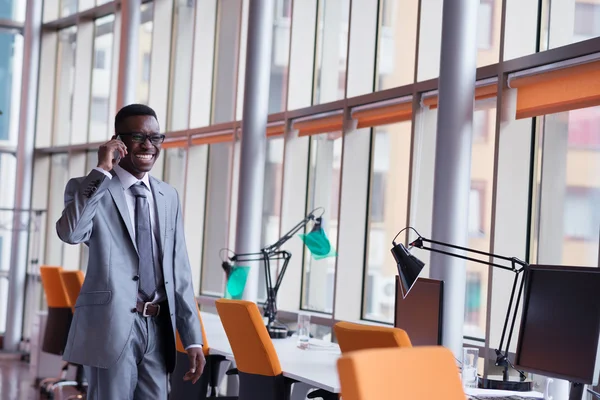 Афроамериканский бизнесмен разговаривает по телефону — стоковое фото