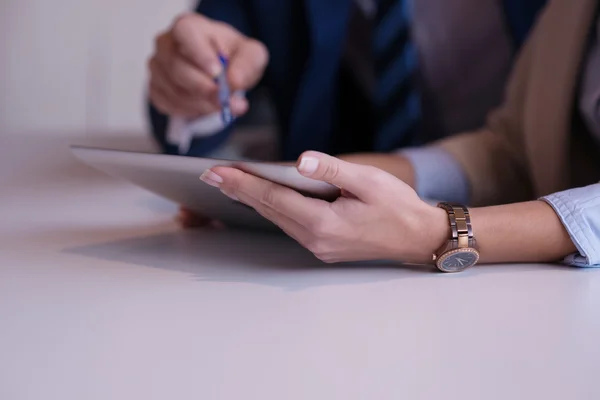 Uomo e donna d'affari con tablet — Foto Stock