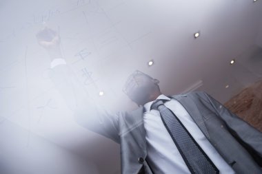 İş adamı bir tahtada çizim