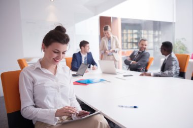 İş kadını ofiste.