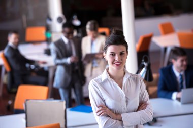 İş kadını ofiste.