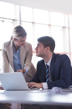 İşadamı ve kadın ofiste