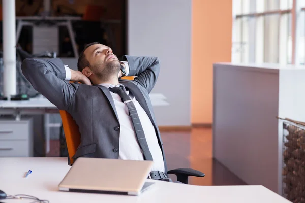 Geschäftsmann im Büro — Stockfoto