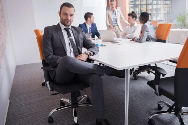 Empresários, equipa no escritório — Fotografia de Stock