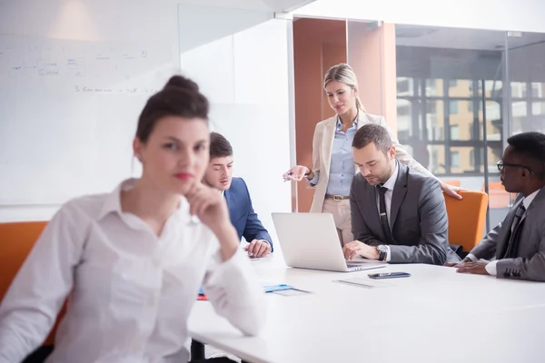 Mujer de negocios en la oficina —  Fotos de Stock