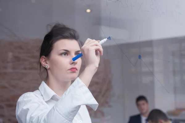 Affärskvinna på hennes kontor — Stockfoto