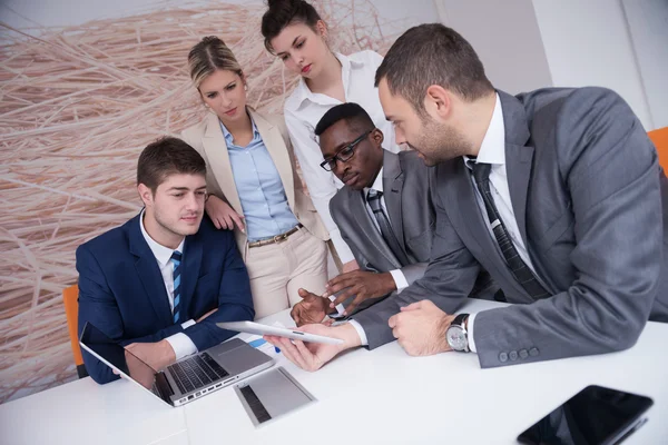 Affärsmän, teamet på kontoret — Stockfoto