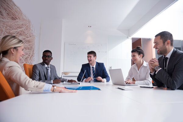 Деловые люди, команда в офисе
