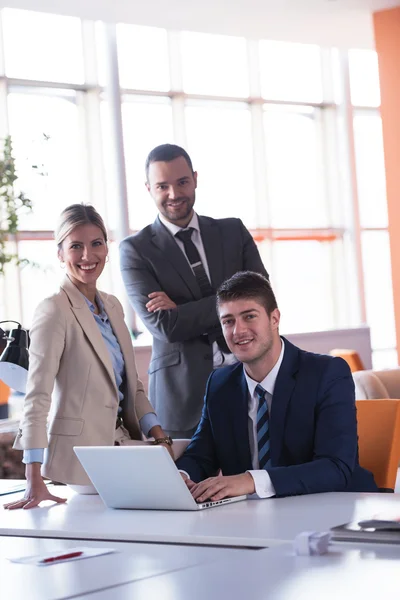 Empresários no escritório — Fotografia de Stock