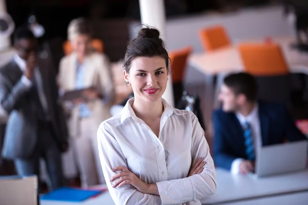 Femme d'affaires au bureau — Photo