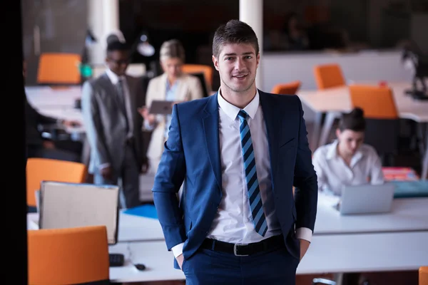 Hombre de negocios en la oficina — Foto de Stock