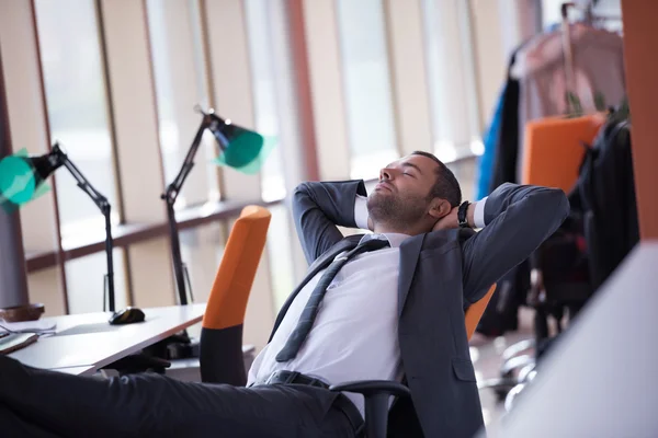 Geschäftsmann im Büro — Stockfoto