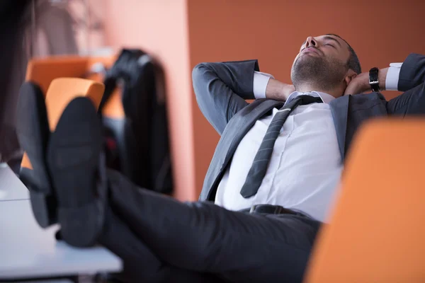 Geschäftsmann im Büro — Stockfoto