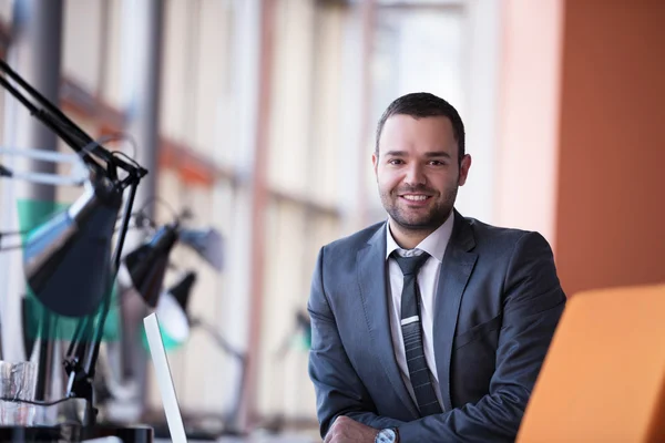 Geschäftsmann im Büro — Stockfoto