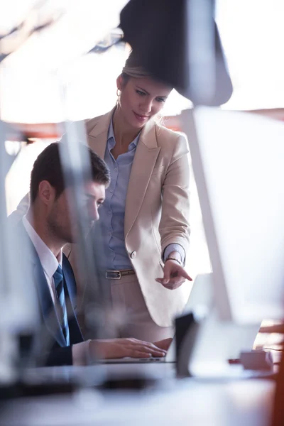 Uomo d'affari e donna in ufficio — Foto Stock