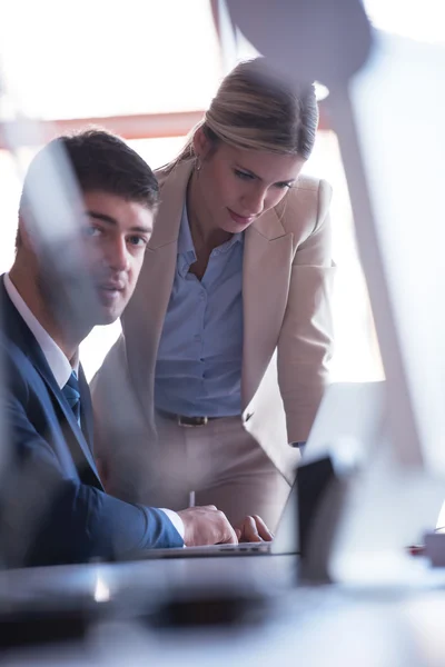 Homme d'affaires et femme au bureau — Photo