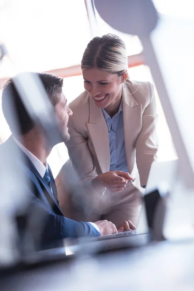 Homme d'affaires et femme au bureau — Photo