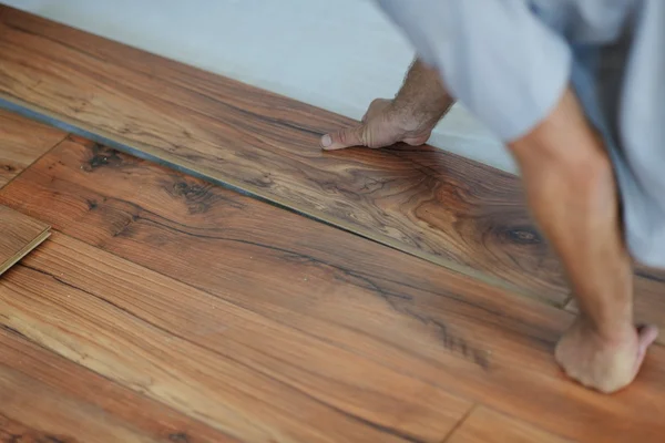 Homem instalar piso laminado — Fotografia de Stock