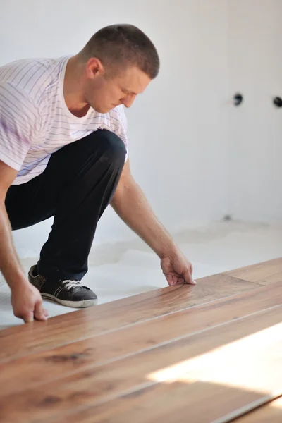 Homem instalar piso laminado — Fotografia de Stock