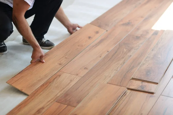 Homem instalar piso laminado — Fotografia de Stock