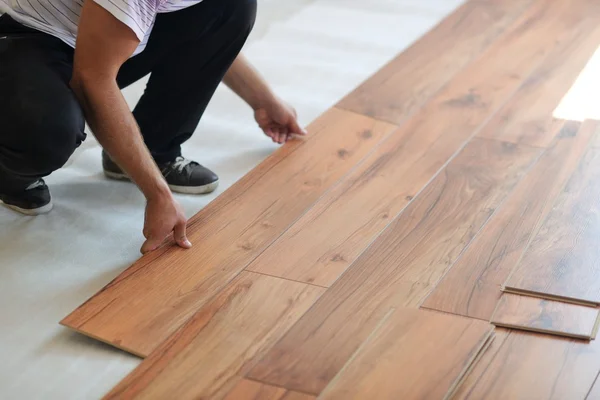 Homem instalar piso laminado — Fotografia de Stock