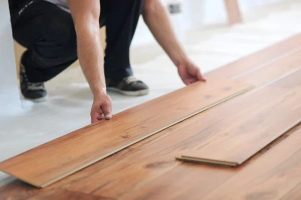 Man Installing laminate floor — Stock Photo, Image