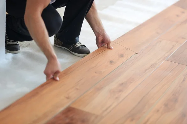 Homem instalar piso laminado — Fotografia de Stock