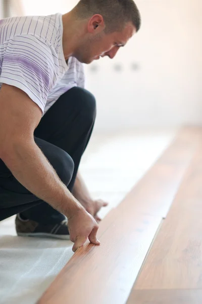 Férfi telepítése laminált padló — Stock Fotó