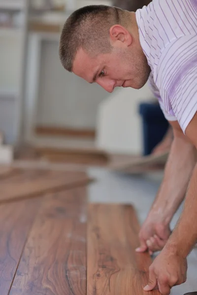 Homem instalar piso laminado — Fotografia de Stock
