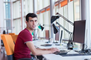 Ofisteki iş adamı.