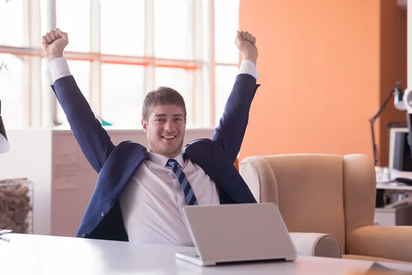 Geschäftsmann im Büro — Stockfoto