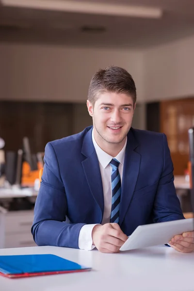 Homme d'affaires au bureau — Photo