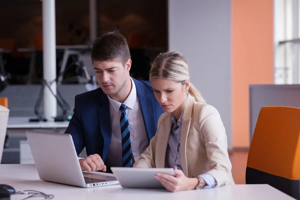 Gente de negocios en oficina — Foto de Stock