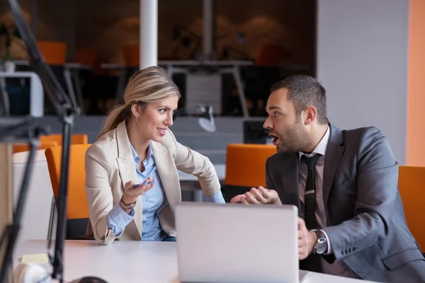 Femme d'affaires et homme au bureau — Photo