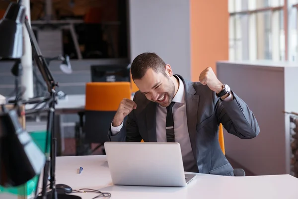 Geschäftsmann im Büro — Stockfoto