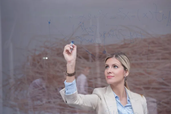 Mujer de negocios en la oficina — Foto de Stock