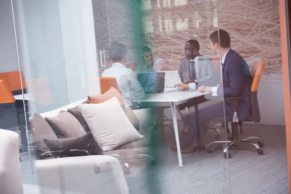 Equipe de empresários no escritório — Fotografia de Stock