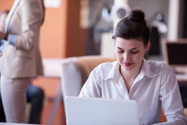 Mujer de negocios en la oficina — Foto de Stock