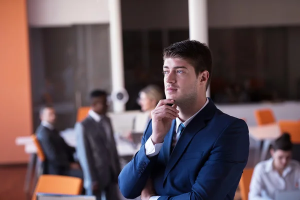 Homme d'affaires au bureau — Photo