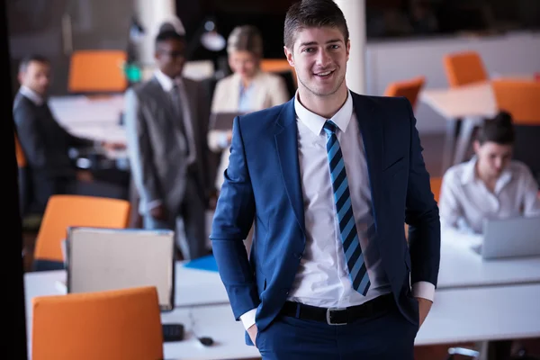 Hombre de negocios en la oficina — Foto de Stock